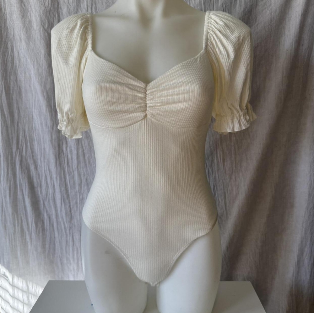 ❗Lulus Cream White Sweetheart Puff Sleeve Bodysuit Medium❗